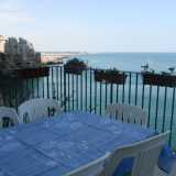 Al centro del balcone spicca un grande tavolo con una tovaglia celeste. Anche se non � certo questo oggetto ad attrarre la nostra attenzionema ma il panorama che si svela davanti ai nostri occhi. A sinistra e a destra � la scogliera a fare da padrona con la sua alta costa frastagliata
